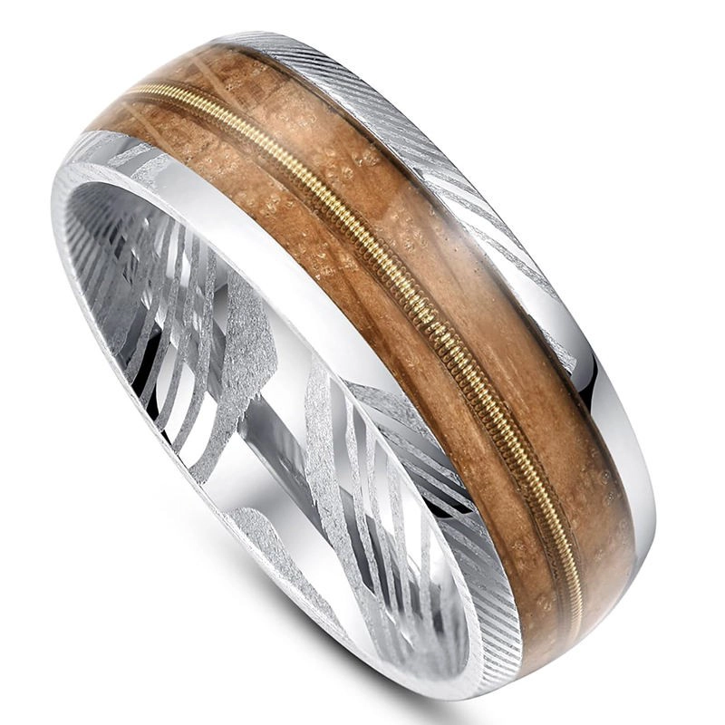 Fabricante mayorista B2B de anillos clásicos de acero de Damasco de 8 mm: alianzas de boda para hombres con incrustaciones de cuerdas de guitarra y madera de barril de whisky