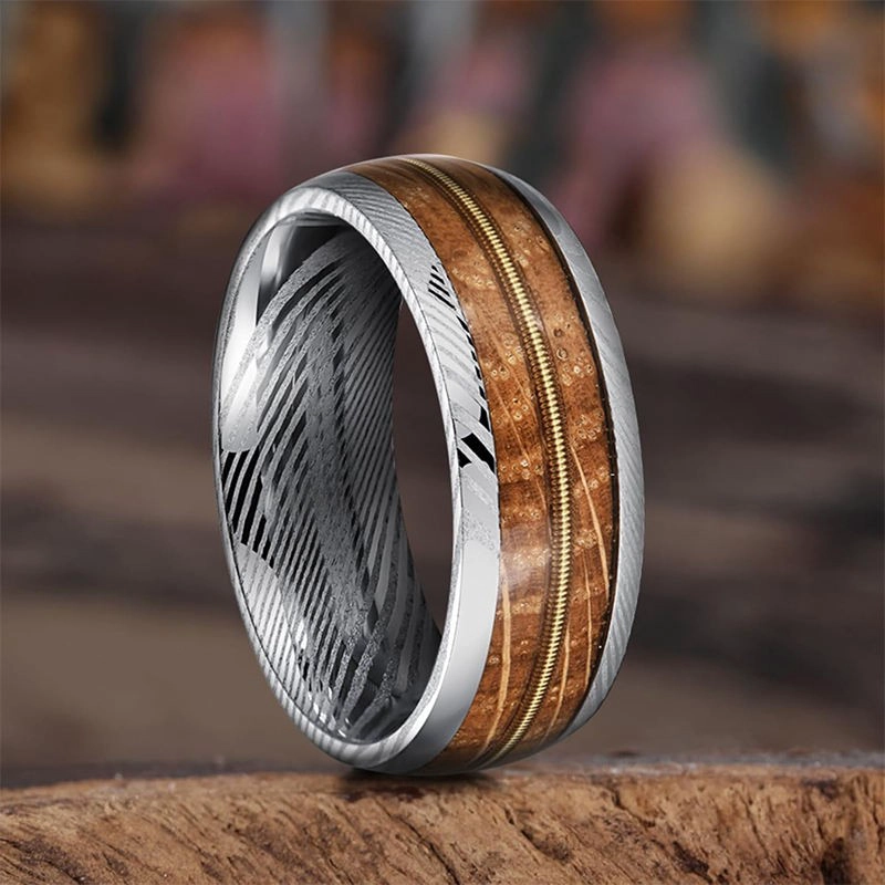 Fabricante mayorista B2B de anillos clásicos de acero de Damasco de 8 mm: alianzas de boda para hombres con incrustaciones de cuerdas de guitarra y madera de barril de whisky
