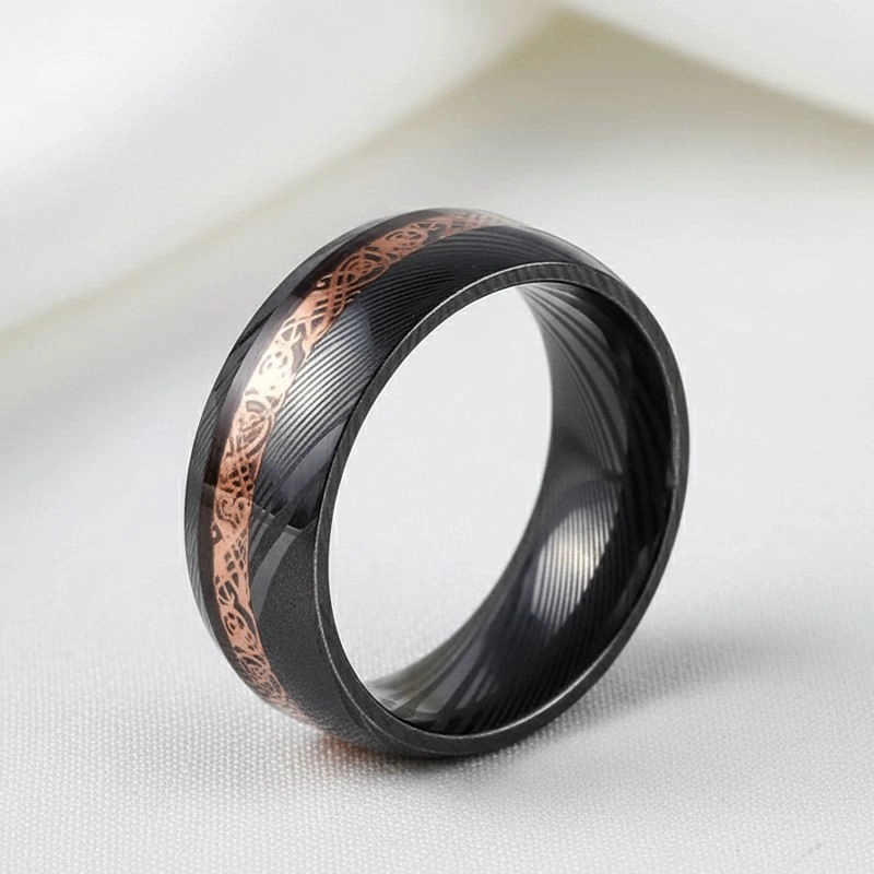 Hochwertiger Ehering aus 8 mm Roségold mit keltischem Drachen-Inlay und schwarzem Damaststahl für Herren