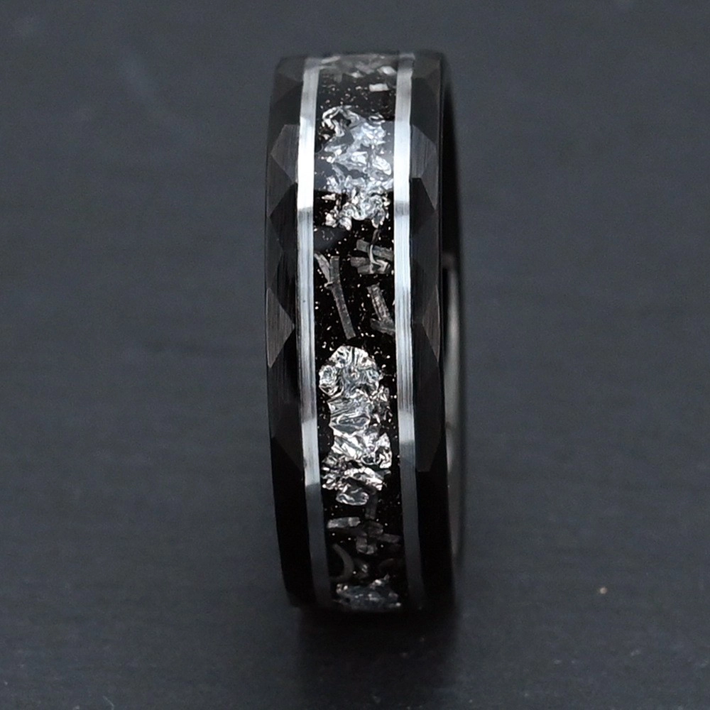 Anillo de carburo de tungsteno martillado chapado en negro de primera calidad de 8 mm con meteorito de imitación e incrustaciones de lámina de plata