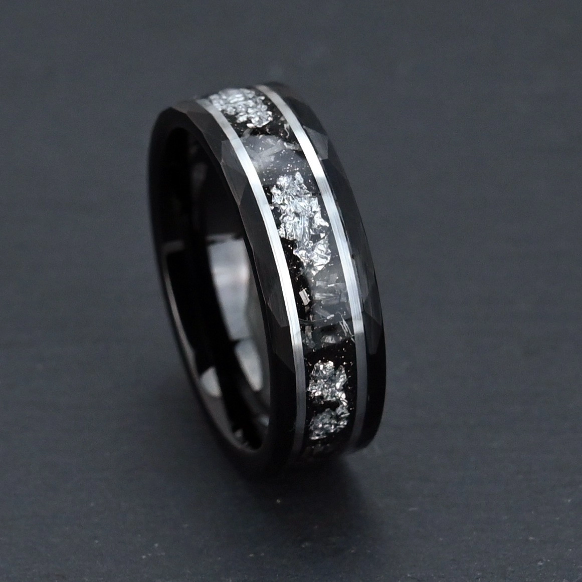 Anillo de carburo de tungsteno martillado chapado en negro de primera calidad de 8 mm con meteorito de imitación e incrustaciones de lámina de plata