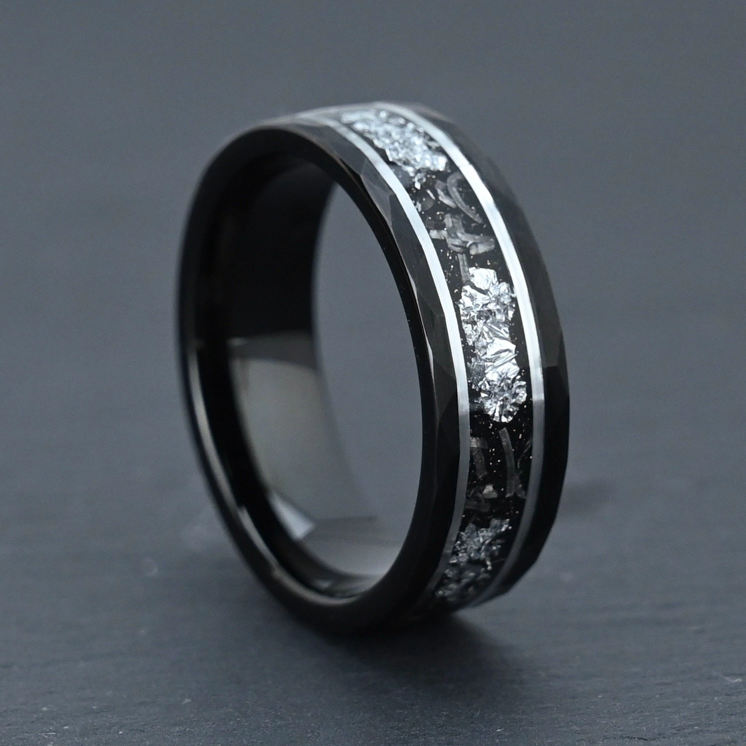 Anillo de carburo de tungsteno martillado chapado en negro de primera calidad de 8 mm con meteorito de imitación e incrustaciones de lámina de plata