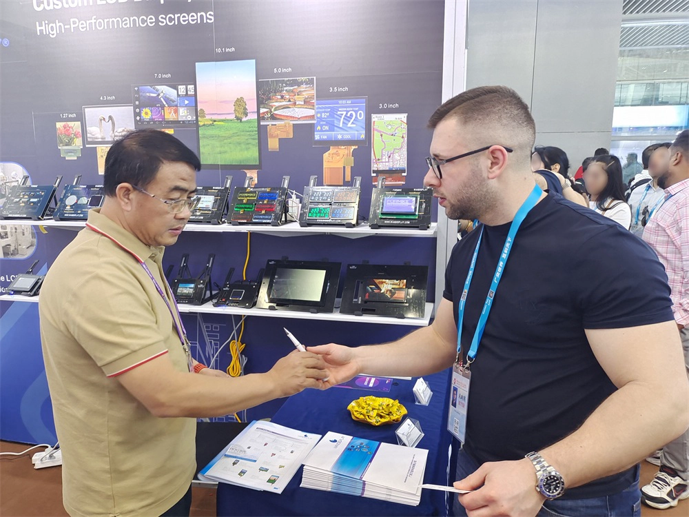 Discussing application-specific LCD module solutions