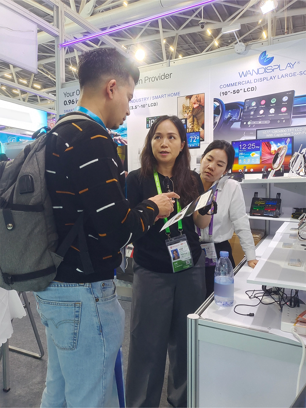 كشك Wandisplay E24 في القاعة 20.2 في معرض كانتون 2026 المرحلة الأولى يعرض وحدات عرض LCD.