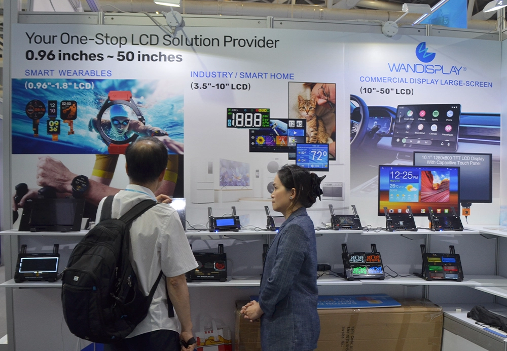 عينة من وحدة عرض TFT LCD عالية السطوع معروضة في جناح Wandisplay Canton Fair.