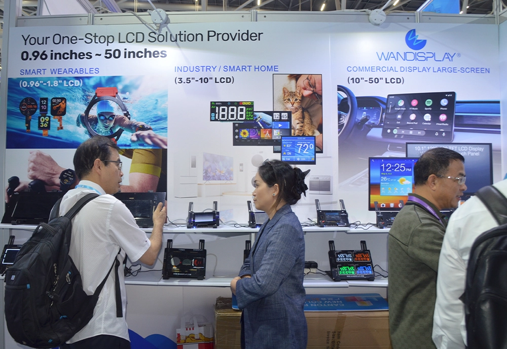 لوحات عرض LCD أحادية اللون مخصصة وعينات عرض مقطعية مرتبة على واجهة العرض.