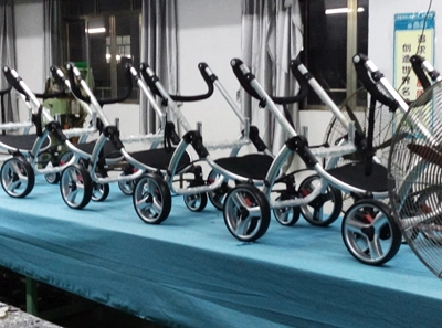 يوم في ورشة عمل تجميع عربة الأطفال يوم في ورشة عمل تجميع عربة الأطفال