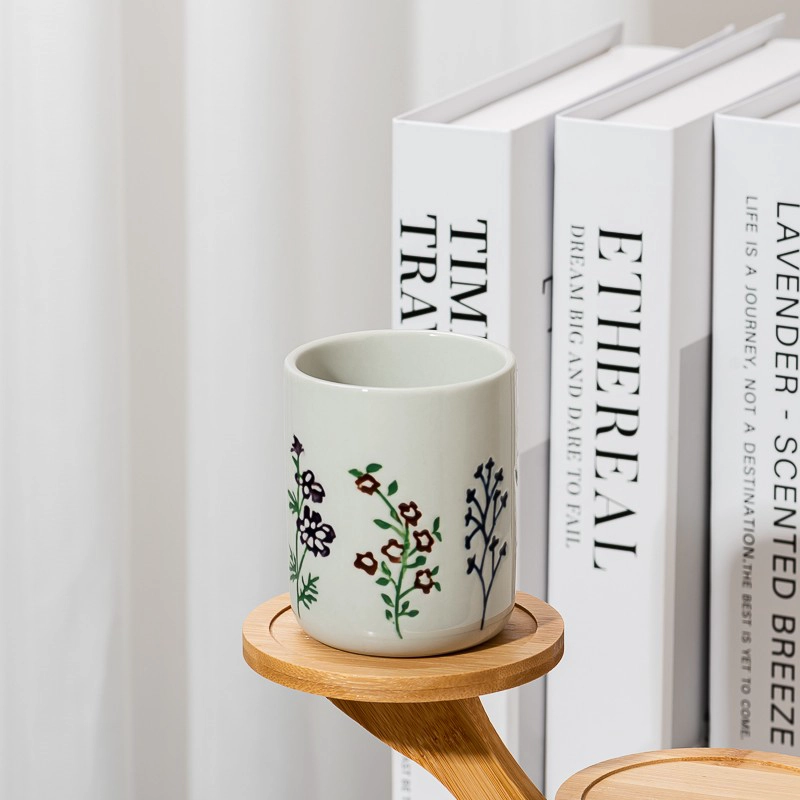 Glanset hvit preget design med keramiske stearinlyskar