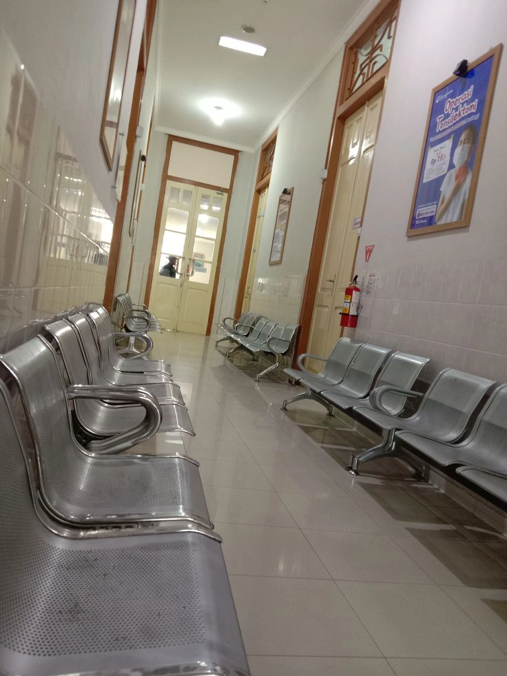 Post-Pandemic Demand Surges for Antimicrobial Waiting Chairs in European Hospitals