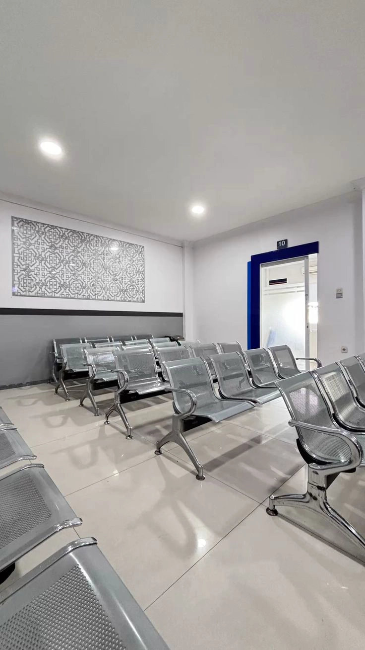Los Angeles Airport Tests AI-Powered Waiting Chairs That Adjust to Passenger Needs
