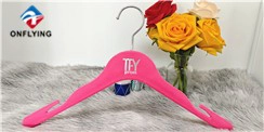 Premium Velvet Hangers ahora en producción en masa Premium Velvet Hangers ahora en producción en masa