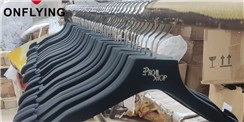 Diversos estilos de perchas de madera completan la producción en masa Diversos estilos de perchas de madera completan la producción en masa