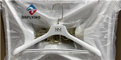 Perchas de plástico personalizadas con logotipos de lámina dorada completan la producción en masa Perchas de plástico personalizadas con logotipos de lámina dorada completan la producción en masa