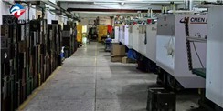 La fábrica realiza mantenimiento en la maquinaria de producción de perchas de plástico La fábrica realiza mantenimiento en la maquinaria de producción de perchas de plástico