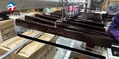 Perchas para pantalones de madera de fresno de alta calidad completan la producción en masa Perchas para pantalones de madera de fresno de alta calidad completan la producción en masa