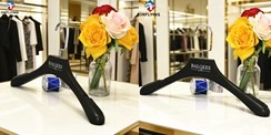 Percha de ropa de madera negra antideslizante de lujo de alta calidad al por mayor Percha de ropa de madera negra antideslizante de lujo de alta calidad al por mayor