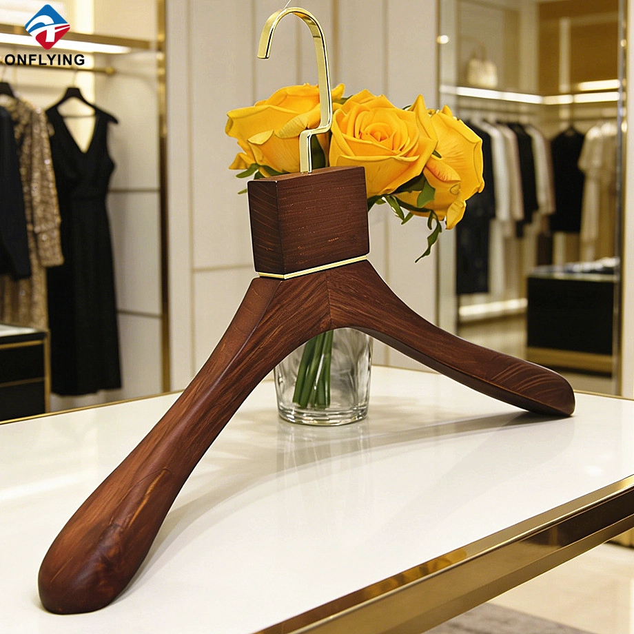Chine Cintre en bois de frêne brun mat à épaule large personnalisé de luxe fournisseur Chine fabricant