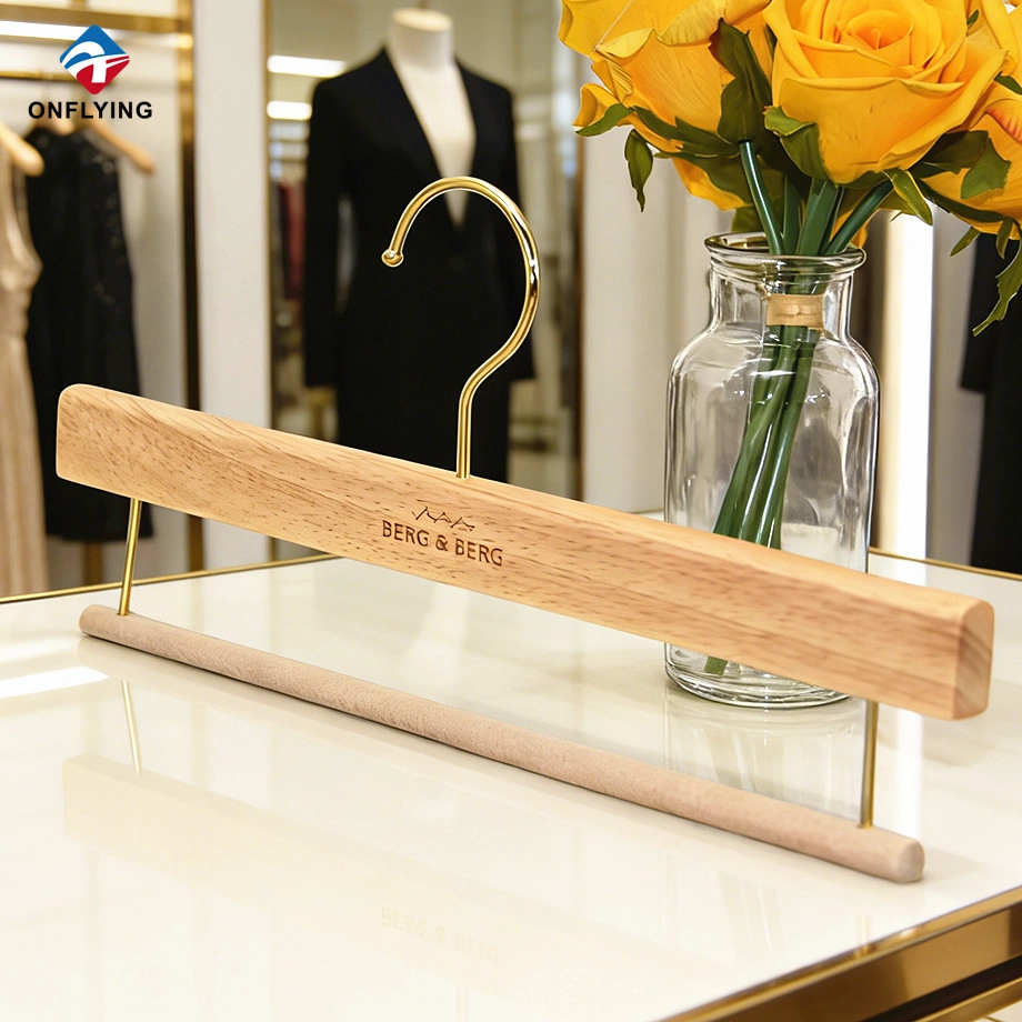 Percha para pantalones de madera de roble natural personalizada de primera calidad con barra de terciopelo para proveedor boutique de China