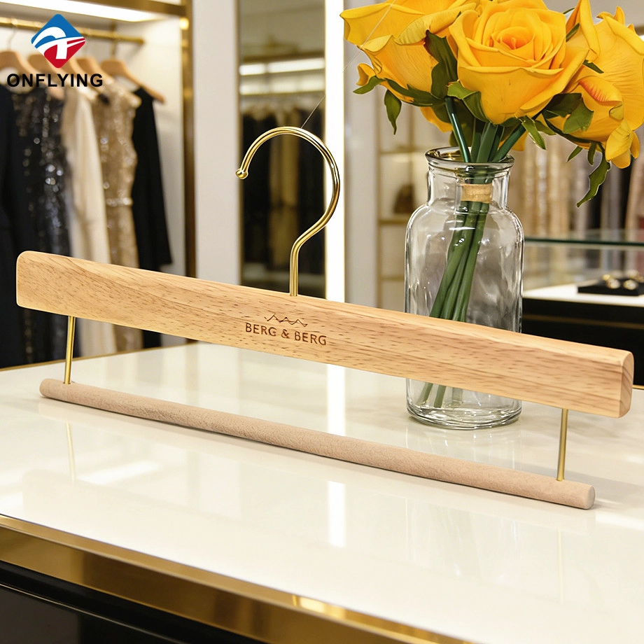 Percha para pantalones de madera de roble natural personalizada de primera calidad con barra de terciopelo para proveedor boutique de China