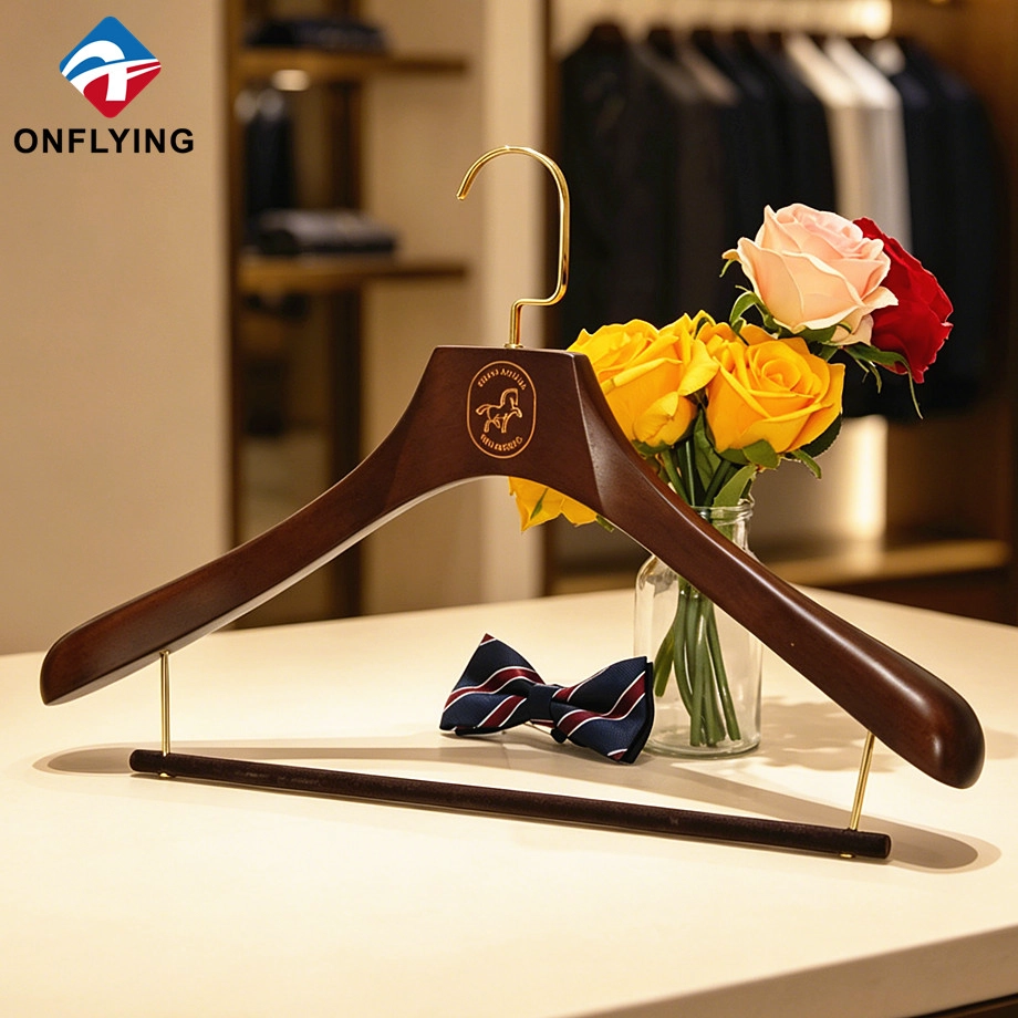 Luxus-Boutique-Store, Anti-Rutsch-Anzug, Hemd, braunes Lotus-Kleiderbügel-Set aus Holz, Lieferant, China