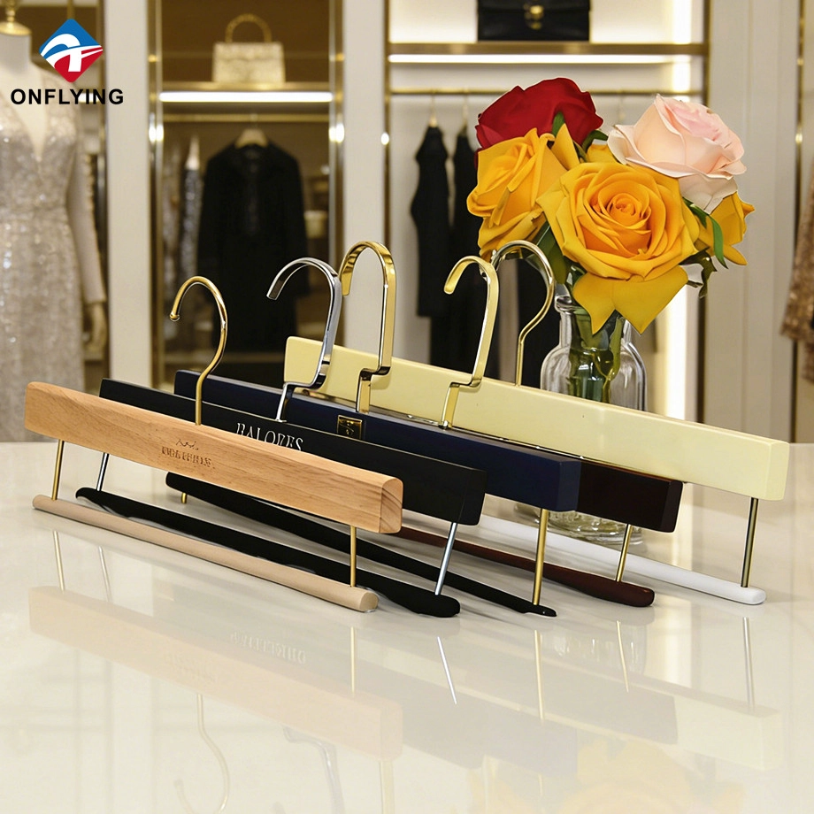 Chine Magasin de vêtements de mode durable Différentes options de tailles Ensemble de cintres pour pantalons en bois coloré Usine Chine fabricant
