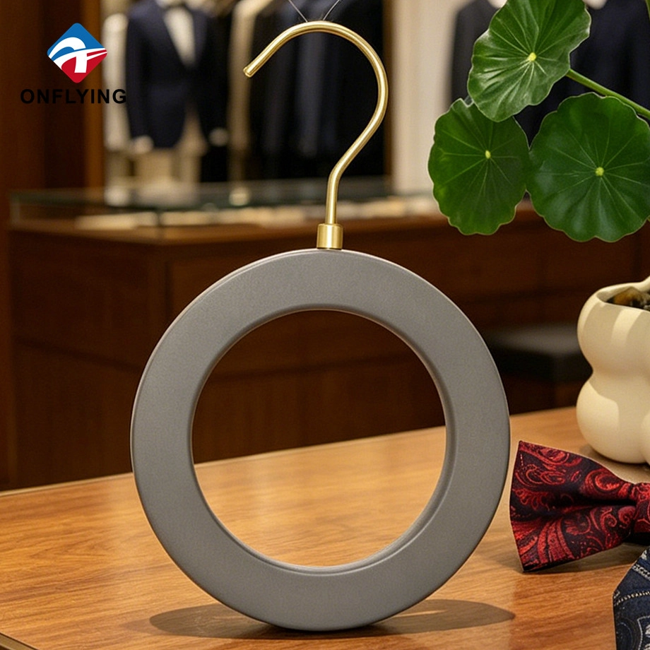 Chine Présentoir de vente au détail personnalisé haut de gamme, support à cravates de costume moyen pour hommes avec crochet, usine de Chine fabricant