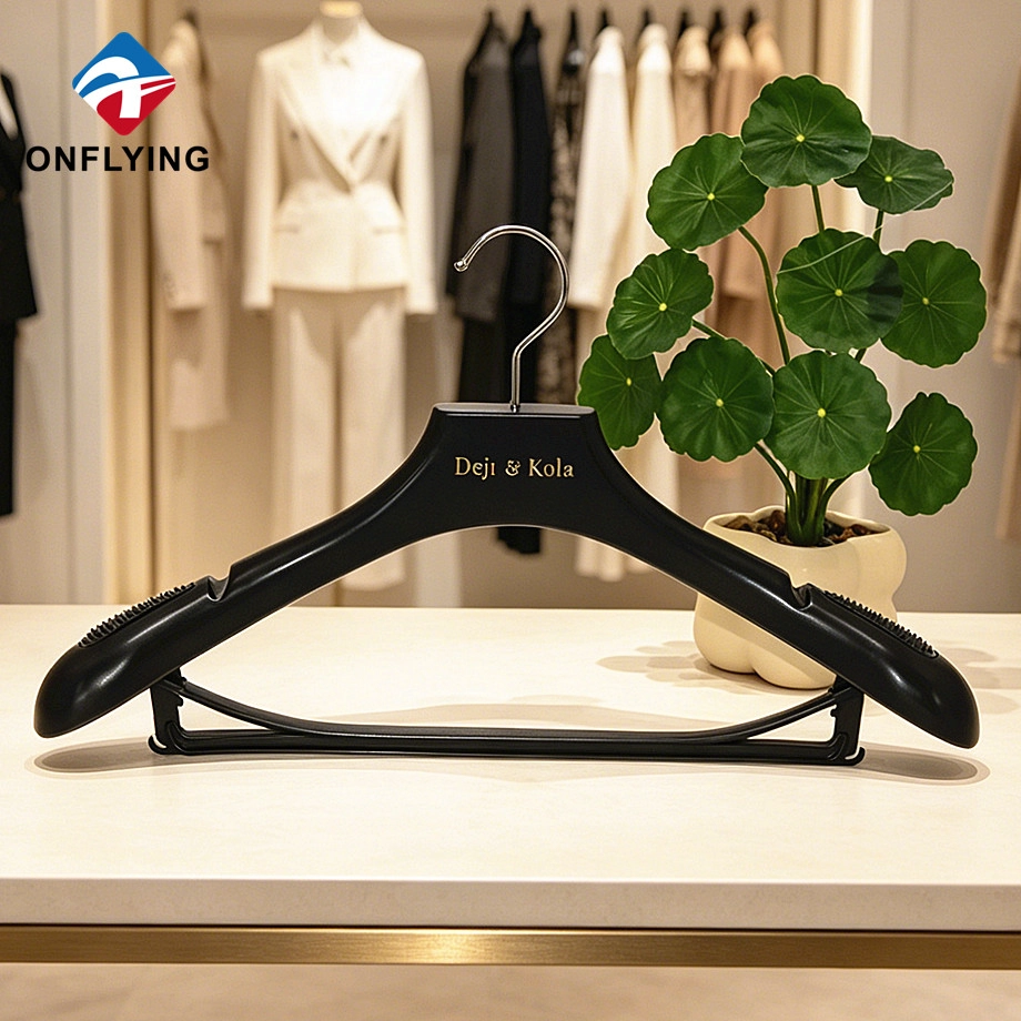 High Quality Custom logo Anti-slip Rubber Shoulder Colored Plastic Suit Hanger Set Factory China