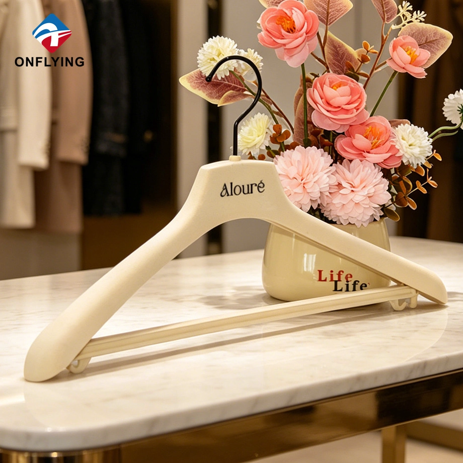 ประเทศจีน ร้านขายเสื้อผ้าพรีเมี่ยม Sturdy Flocked ไม้แขวนเสื้อกำมะหยี่ครีมพร้อมบาร์ซัพพลายเออร์จีน ผู้ผลิต