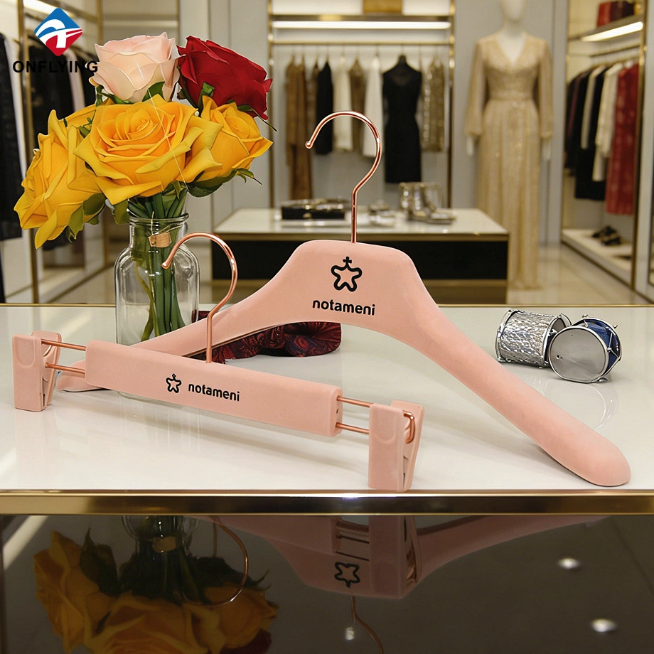 Fournisseur de cintres de boutique de luxe en velours floqué noir doux haut de gamme à la mode de qualité supérieure Chine