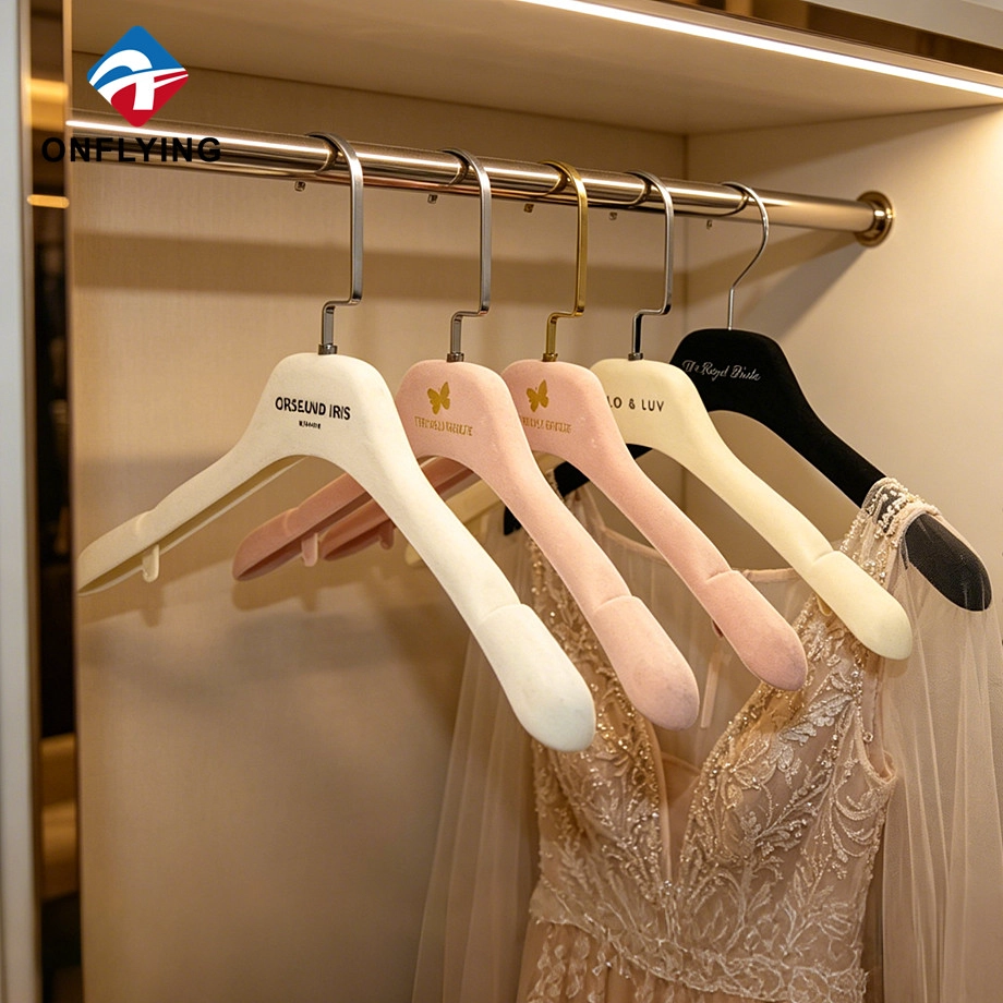 China Vestido de casamento com cobertura total de alta qualidade reunindo conjunto de cabide de noiva de veludo personalizado fornecedor China fabricante