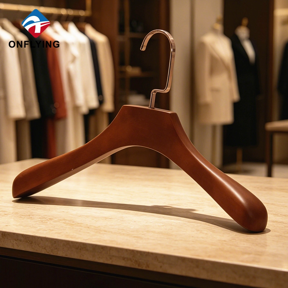 Bekleidungsboutique, glänzendes Braun, verschiedene Stile, glatte Kleidung, massiver Kleiderbügel aus Holz, Lieferant China