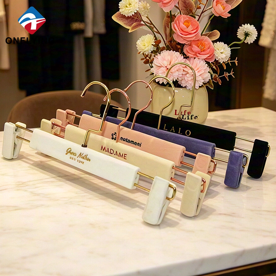โลโก้ที่กำหนดเองเรียบระดับไฮเอนด์ Flocked ชุดไม้แขวนกางเกงกำมะหยี่สีพร้อมคลิปโรงงานจีน
