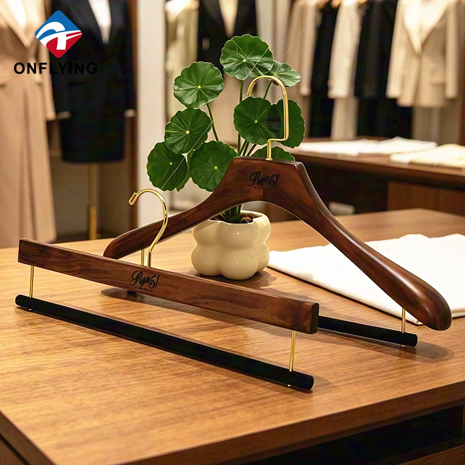 Klassisches, stilvolles, umweltfreundliches Anzughosengeschäft, braunes Kleiderbügelset aus massivem Holz, Hersteller China