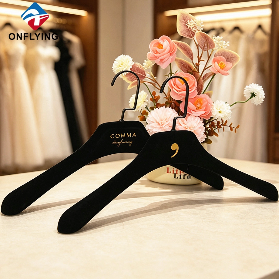 Fournisseur de cintres de boutique de luxe en velours floqué noir doux haut de gamme à la mode de qualité supérieure Chine