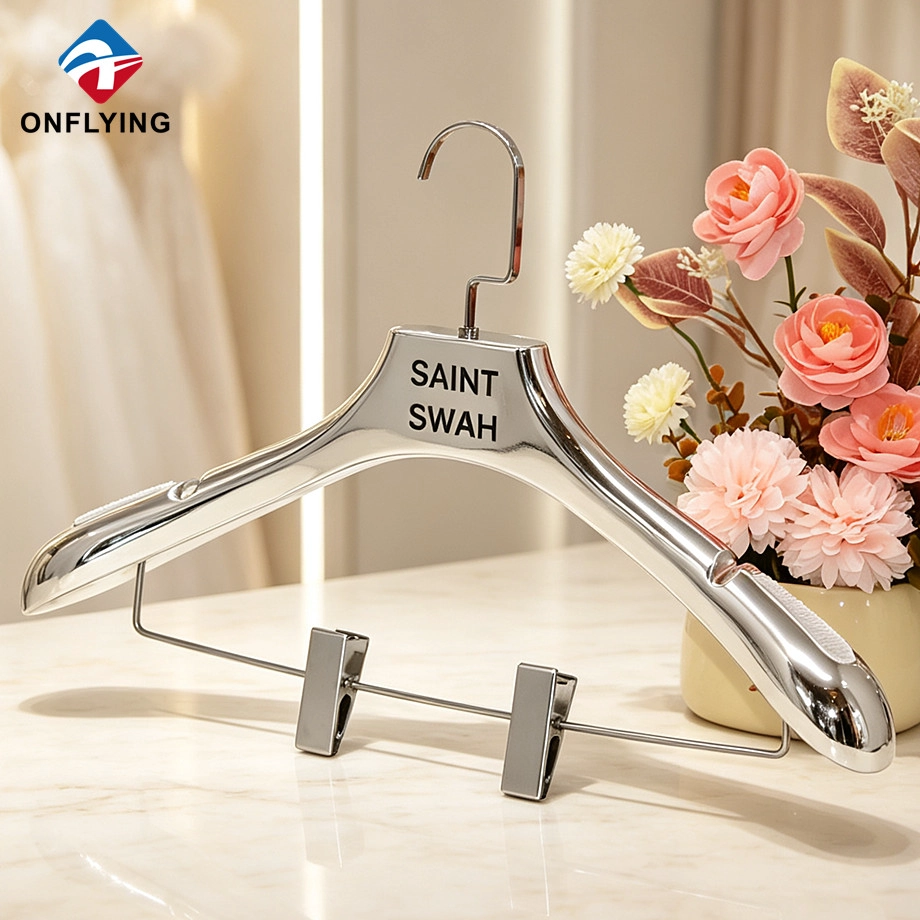 porcelana Fábrica de suspensión de falda electrochapada de plata personalizada, elegante, de alta gama, para tienda de ropa, fábrica China fabricante