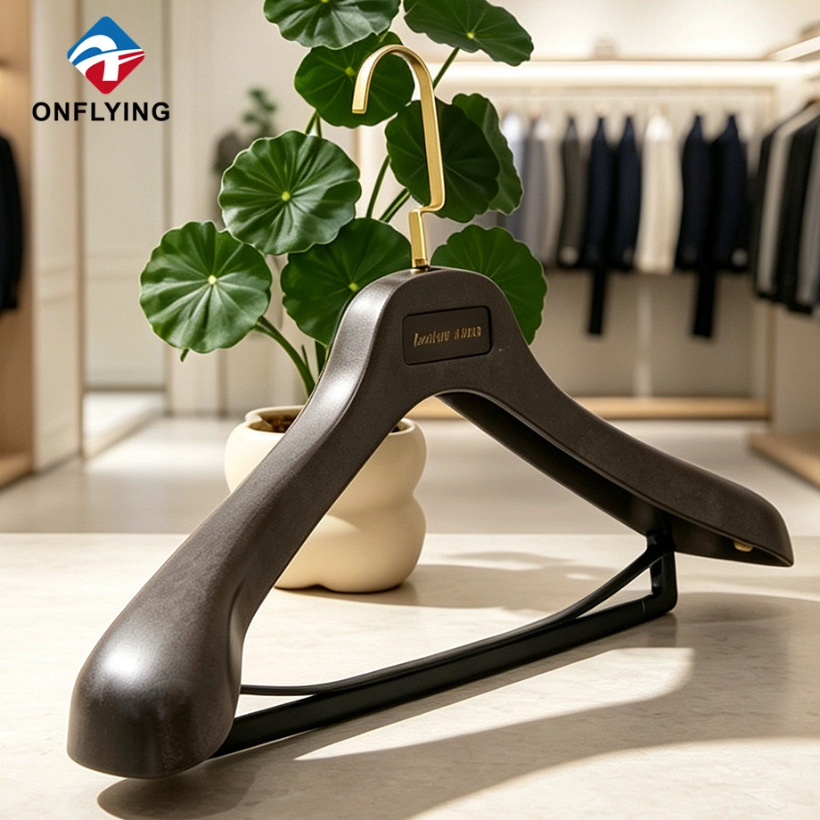 porcelana Traje de hombre de hombro ancho de alta calidad, venta al por mayor, resistente, duradero, personalizado, imitación de suspensión de plástico, fábrica China fabricante