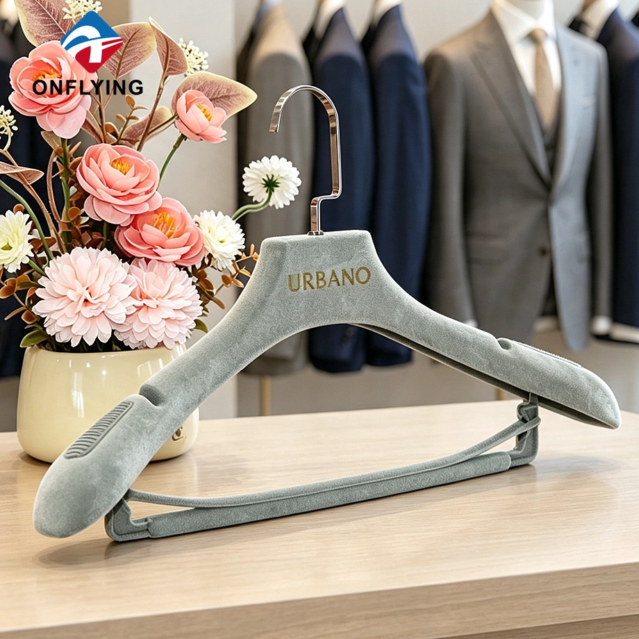 China High-quality Eco-friendly Clothing Boutique Custom Velvet Men's Suit Hanger Manufacturer China manufacturer