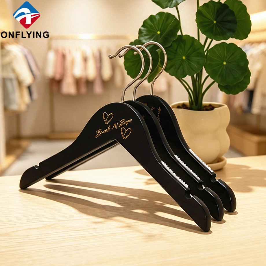 Fábrica de perchas de madera para niños