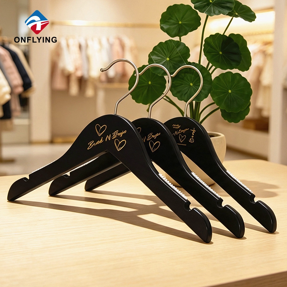 Fábrica de perchas de madera para niños
