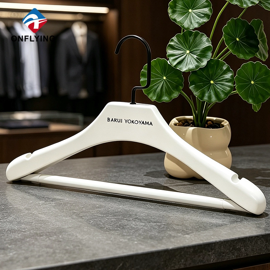 Cintre de vêtements en bois blanc solide poli brillant lisse d'affichage de luxe avec fournisseur de barre Chine