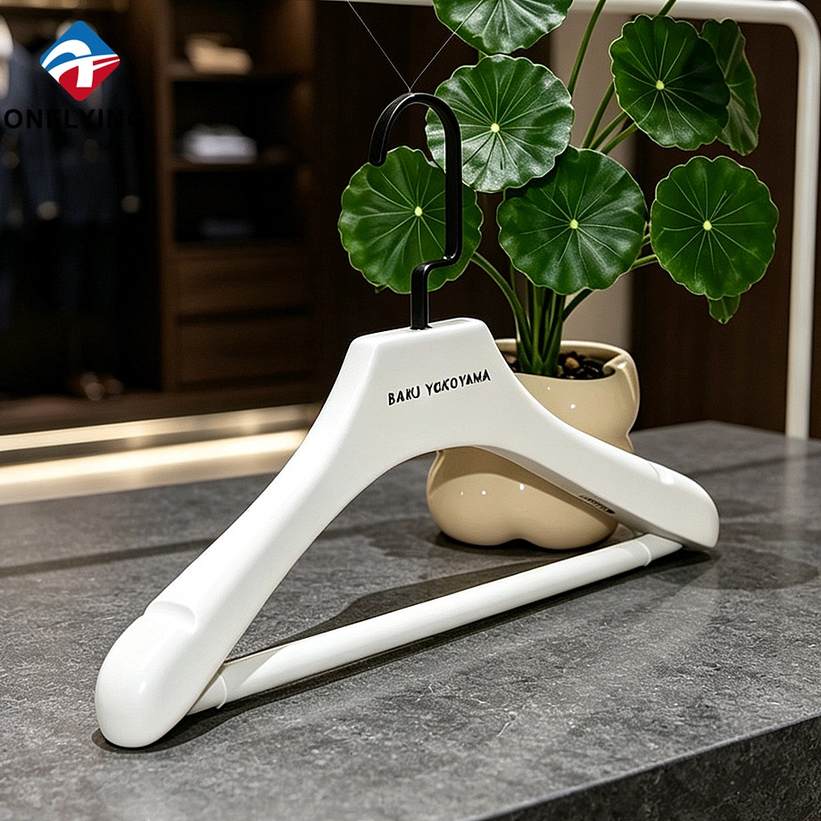 Cintre de vêtements en bois blanc solide poli brillant lisse d'affichage de luxe avec fournisseur de barre Chine