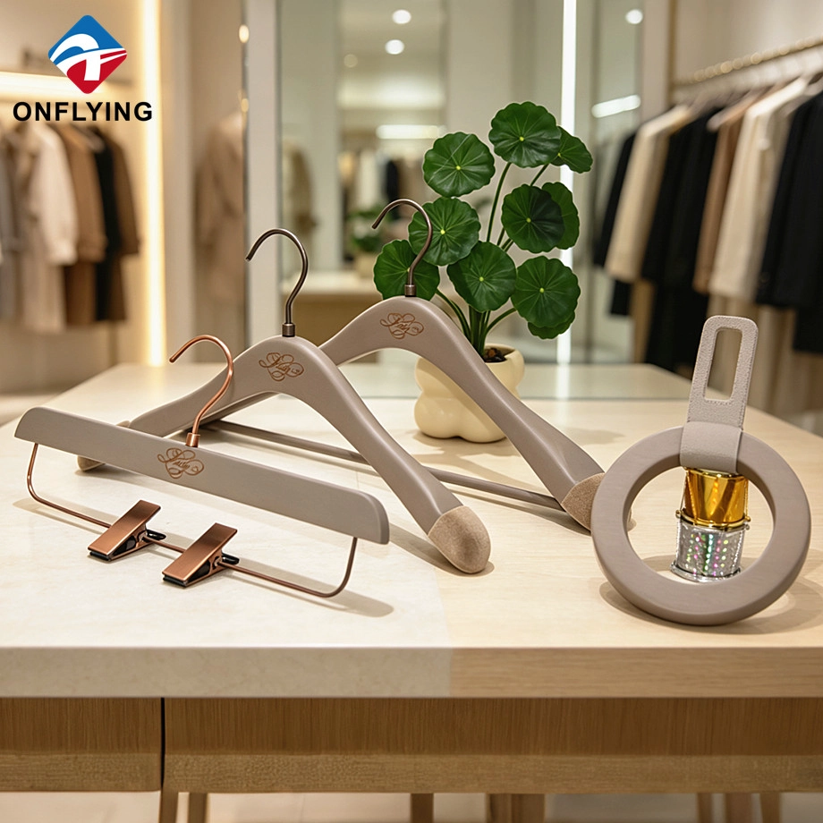 Cabides de madeira com logotipo personalizado premium: novidades para boutiques de roupas sofisticadas