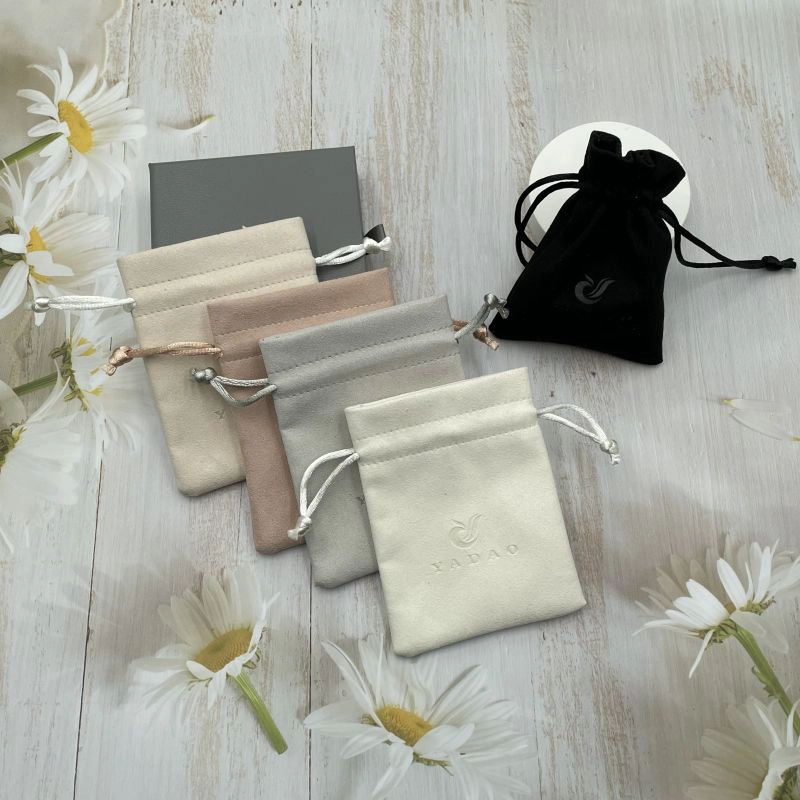 China Beliebtes Schmuckgeschäft aus Mikrofasermaterial, Zubehör für Weihnachtsgeschenke, Verpackungsbeutel auf Lager Hersteller
