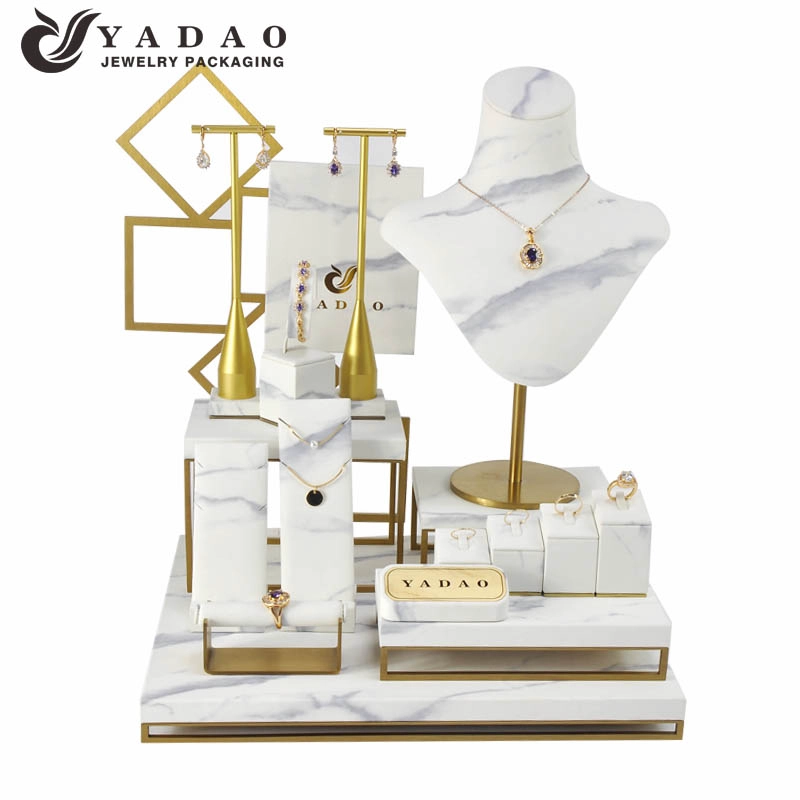 China Custom White High-Brutto Gold gebürstetes Metall mit marmoriertem PU-Leder Schmuckständer Hersteller
