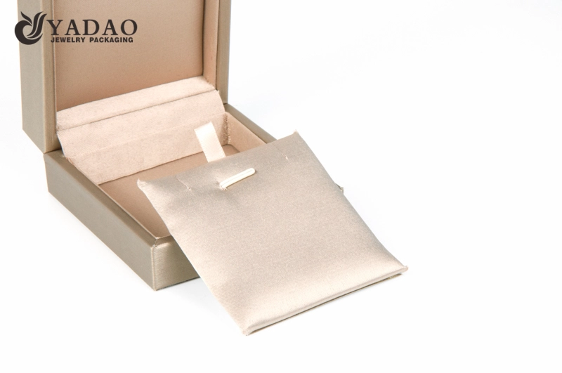Ang luxury silk plastic box ay maaaring pumili ng anumang kulay na may sariling custom na logo