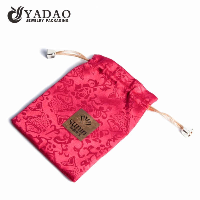 ថង់វេចខ្ចប់គ្រឿងអលង្ការកាបូបពណ៌ក្រហមកប្បាសជាមួយនឹងពណ៌ឡូហ្គោផ្ទាល់ខ្លួនដោយឥតគិតថ្លៃសម្រាប់ការវេចខ្ចប់អំណោយគ្រឿងអលង្ការ