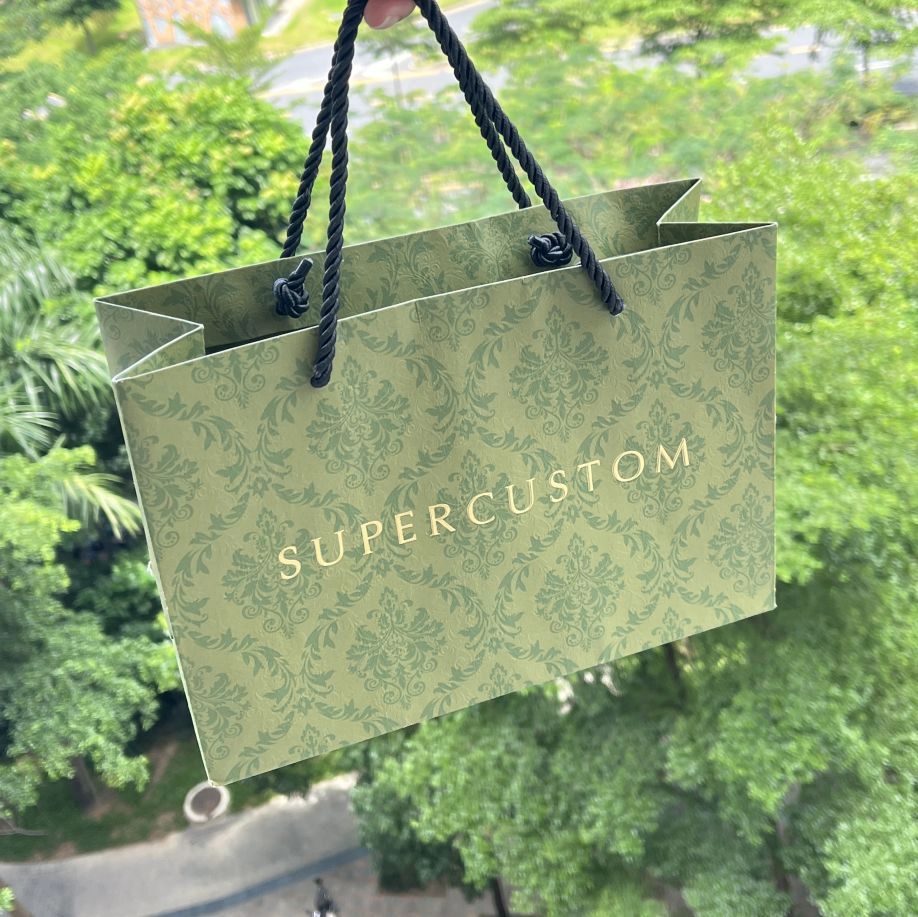 Saco de papel verde com textura específica em relevo