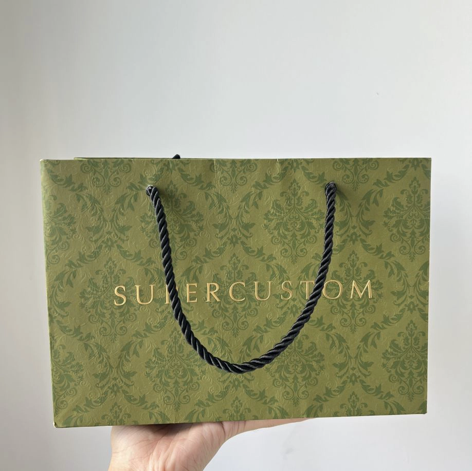 Saco de papel verde com textura específica em relevo