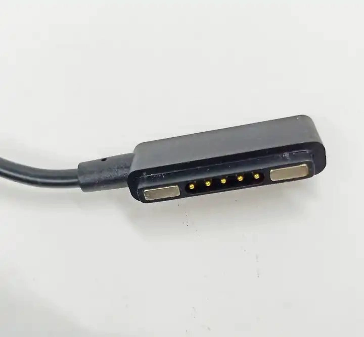 Cina Cavo connettore caricabatterie magnetico Pogo Pin a 5 pin con cavo di alimentazione con fusibile 3A produttore