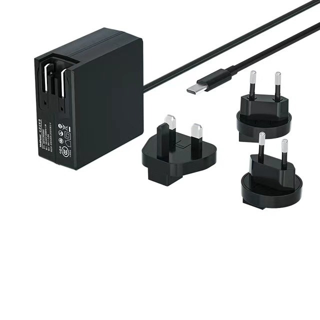Chine 45W USB-C PD Charger mural rapide avec des adaptateurs de bouchons de voyage UE / UK / UK / UK - Conception compacte et universelle pour les voyages d'affaires fabricant